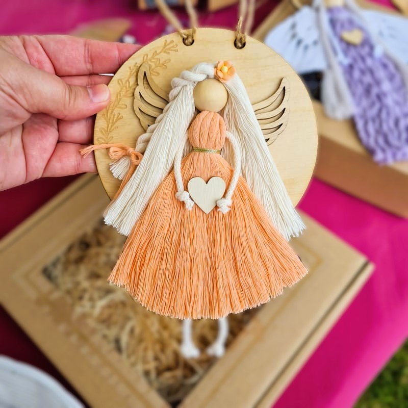 Anděl macramé Peach na dřevěném kolečku
