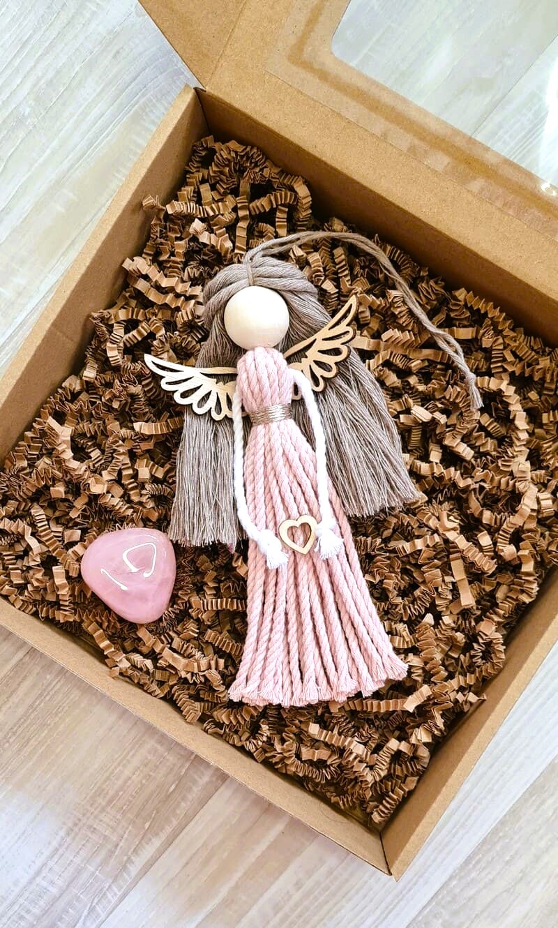 Dárková sada Anděl macramé EVELIN s dřevěnými křídly s růženínem
