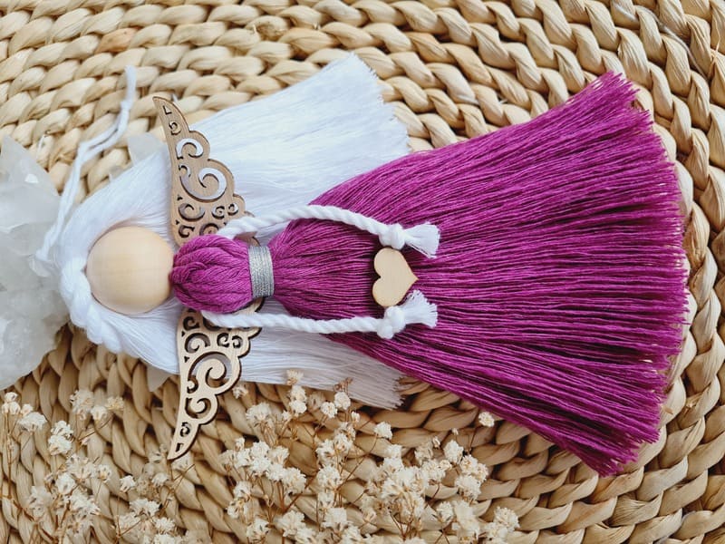 Anděl macramé EMILY s dřevěnými křídly