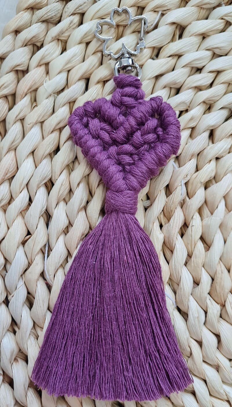 Klíčenka macramé SRDCE malé ŠVESTKA - karabina čtyřlístek