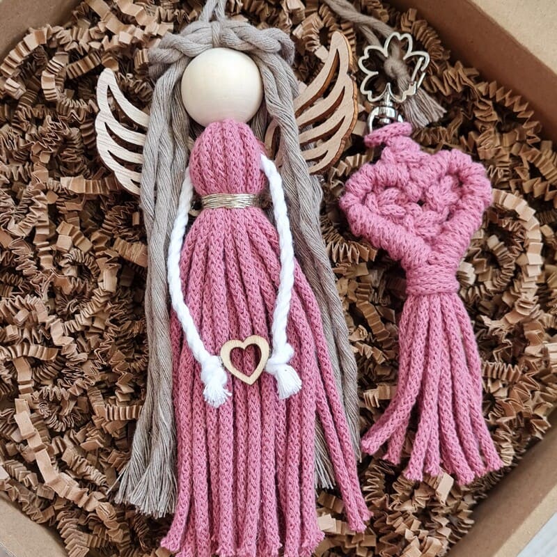 Dárková sada anděl macramé ANEŽKA s dřevěnými křídly s klíčenkou