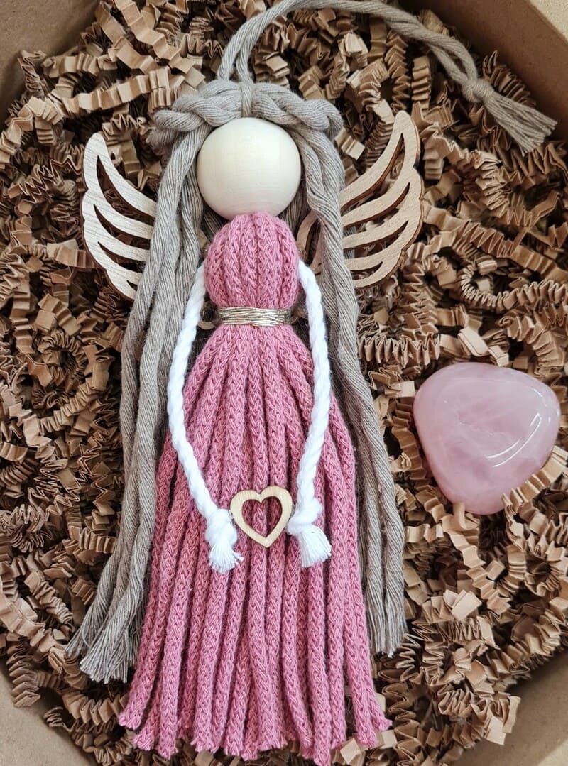 Dárková sada anděl macramé ANEŽKA s dřevěnými křídly s růženínem