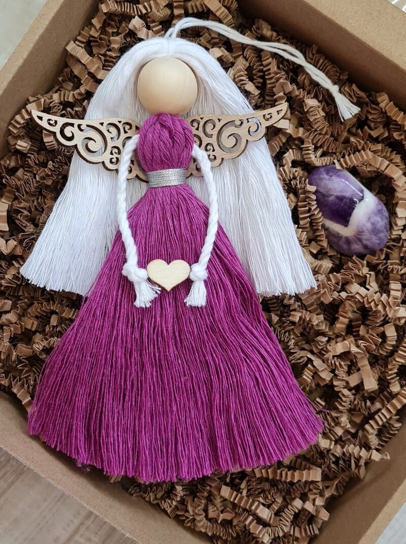 Dárková sada anděl macramé EMILY s dřevěnými křídly s Ametystem