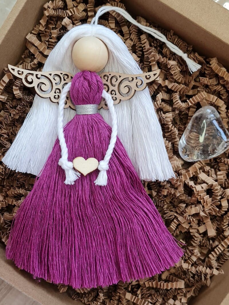 Dárková sada anděl macramé EMILY s dřevěnými křídly s Křišťálem