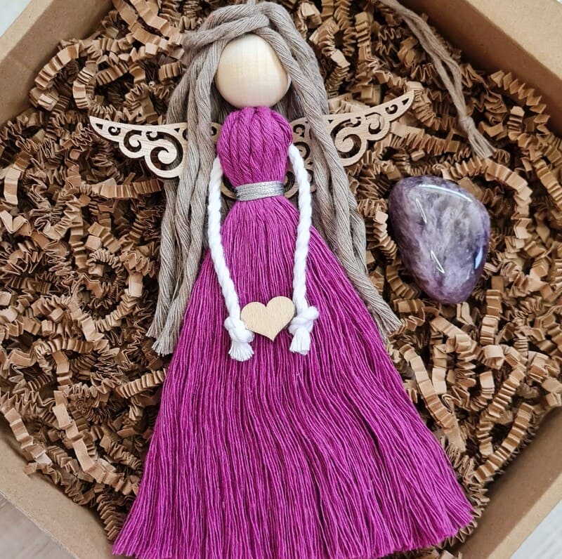 Dárková sada anděl macramé EMILY s dřevěnými křídly s Ametystem