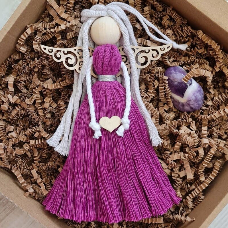 Dárková sada anděl macramé EMILY s dřevěnými křídly s Ametystem
