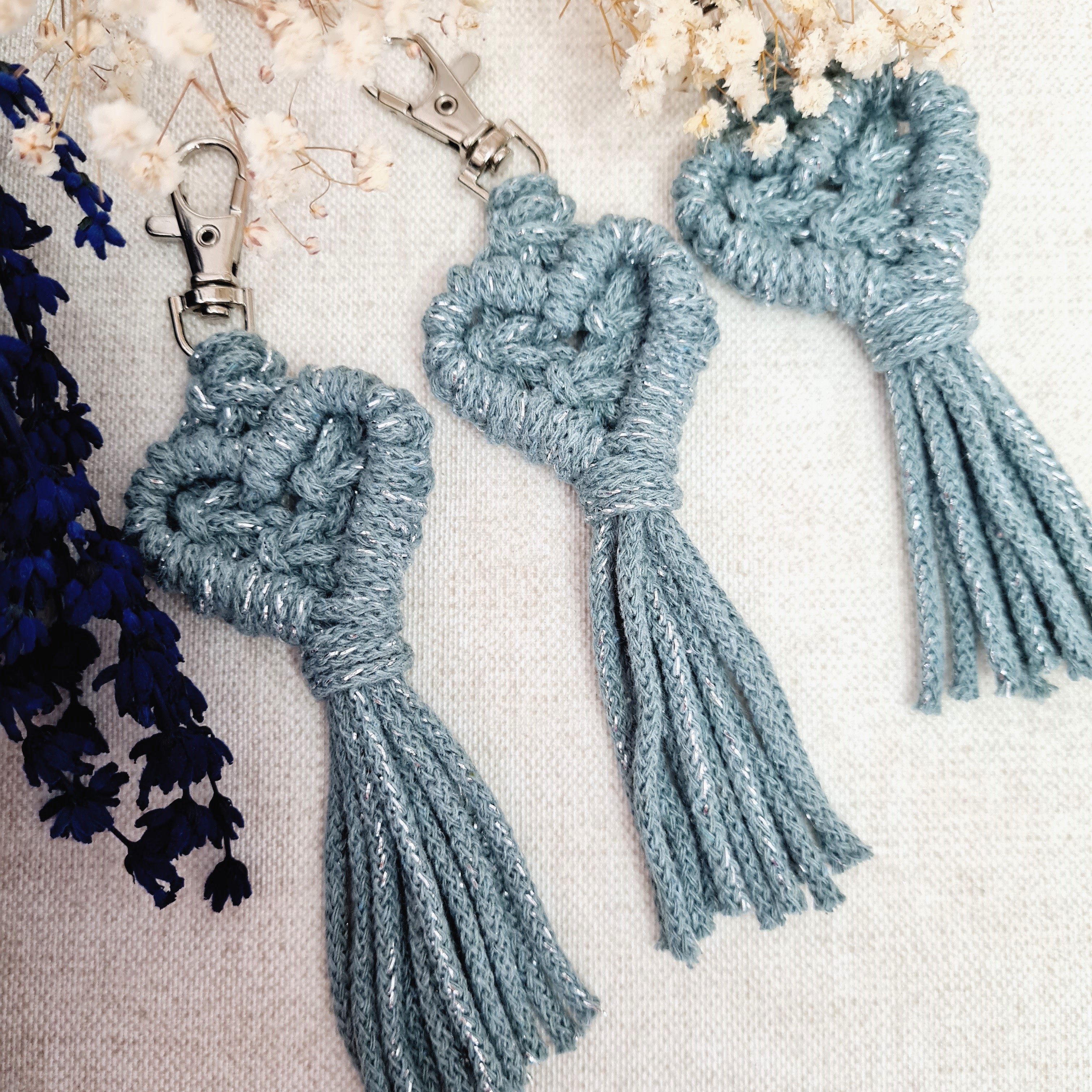 Klíčenka macramé SRDCE malé Laurel se stříbrnou nitkou