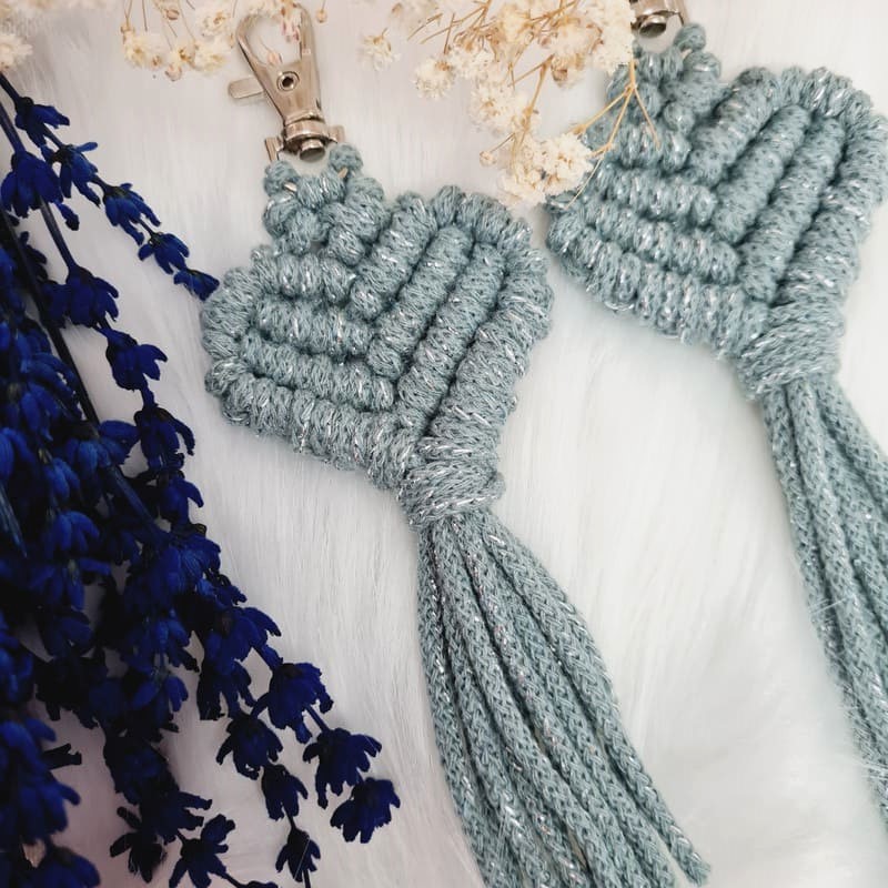 Klíčenka macramé SRDCE velké Laurel se stříbrnou nitkou