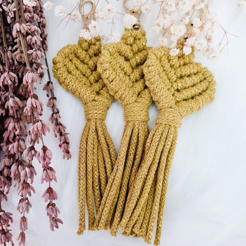 Klíčenka macramé SRDCE velké Kiwi se zlatou nitkou