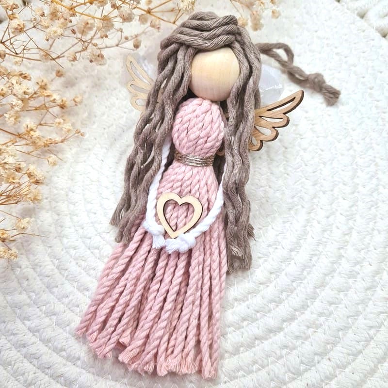 Anděl macramé EVELIN s dřevěnými křídly, vlnité vlasy