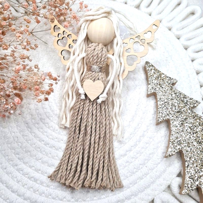 Anděl macramé LOVE SAND s dřevěnými křídly
