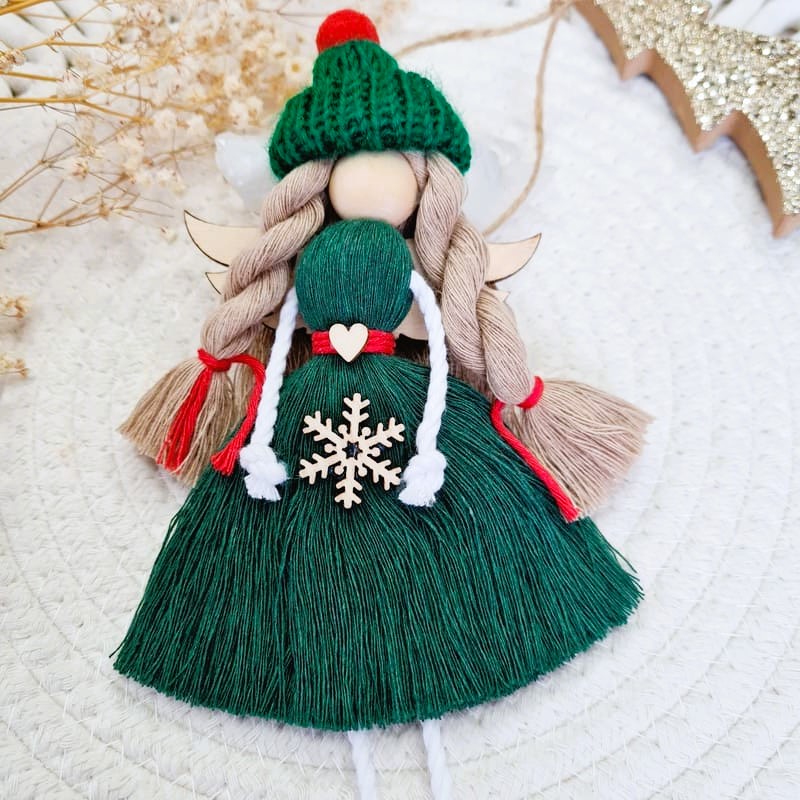 Anděl macramé VÁNOČNÍ KOUZLO v zeleném kabátku s dřevěnými křídly