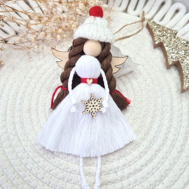 Anděl macramé VÁNOČNÍ KOUZLO v bílém kabátku s dřevěnými křídly