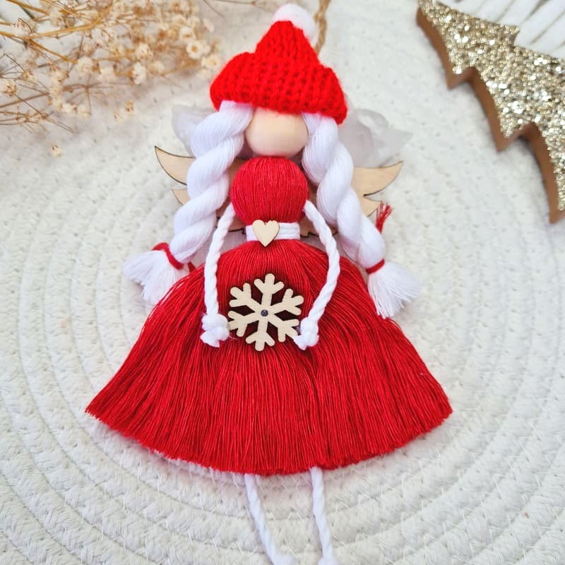 Anděl macramé VÁNOČNÍ KOUZLO v červeném kabátku s dřevěnými křídly
