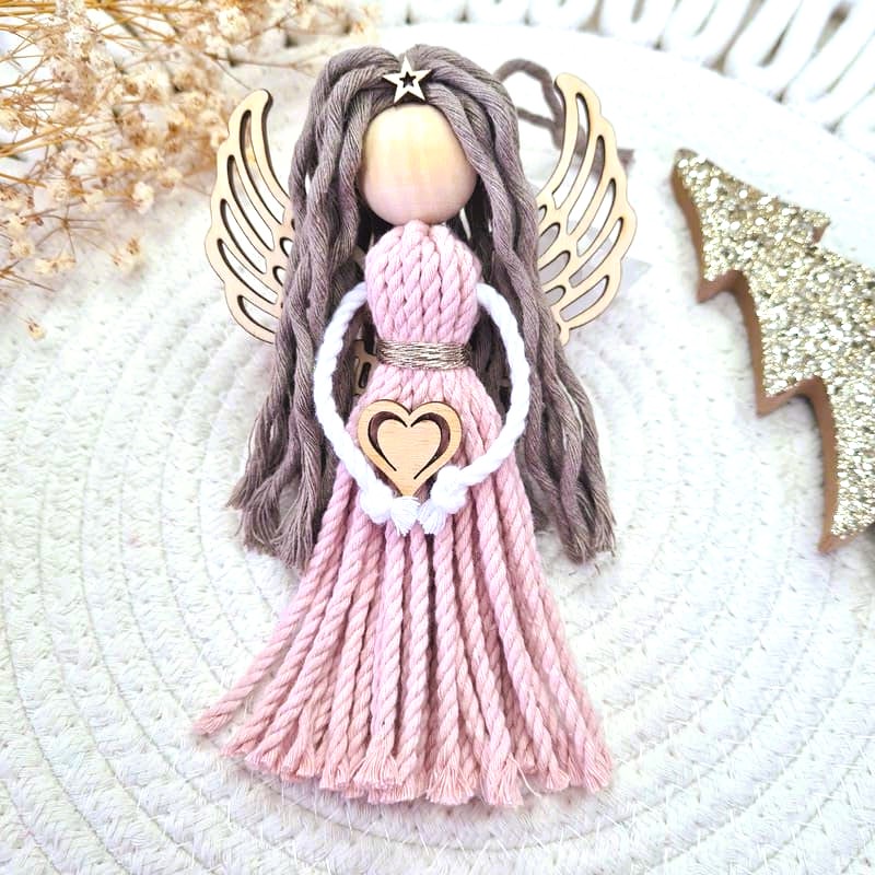 Anděl macramé VÁNOČNÍ HVĚZDA EVELIN s dřevěnými křídly, vlnité vlasy
