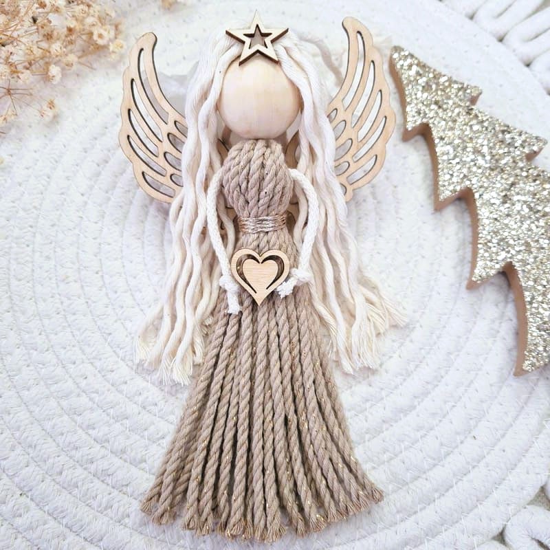 Anděl macramé VÁNOČNÍ HVĚZDA SAND s dřevěnými křídly, vlnité vlasy