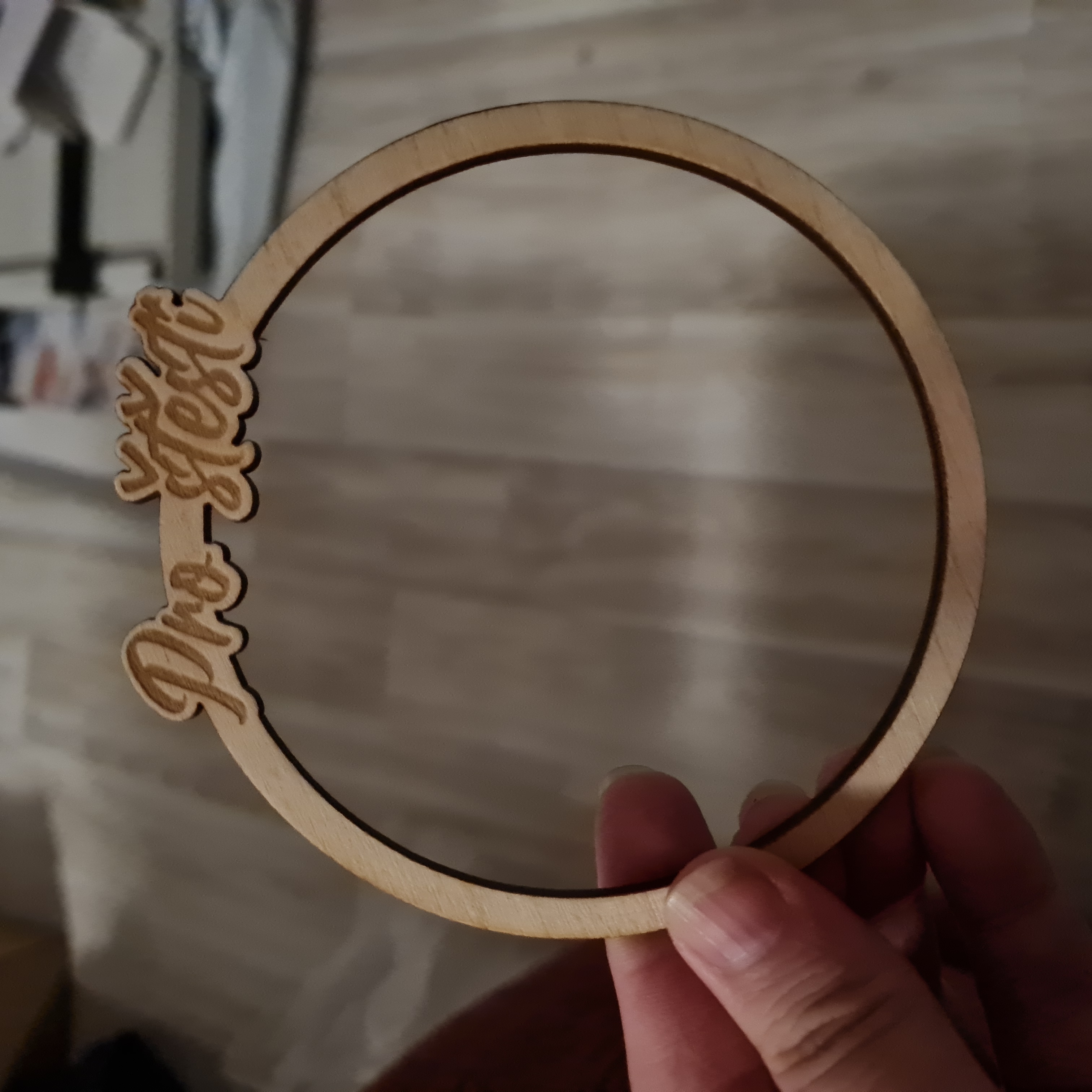 Dřevěný kruh pod macramé andělku - placatý PRO ŠTĚSTÍ - 10 cm