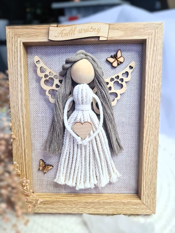 Anděl macramé LOVE NATURELLA s dřevěnými křídly v ráměčku