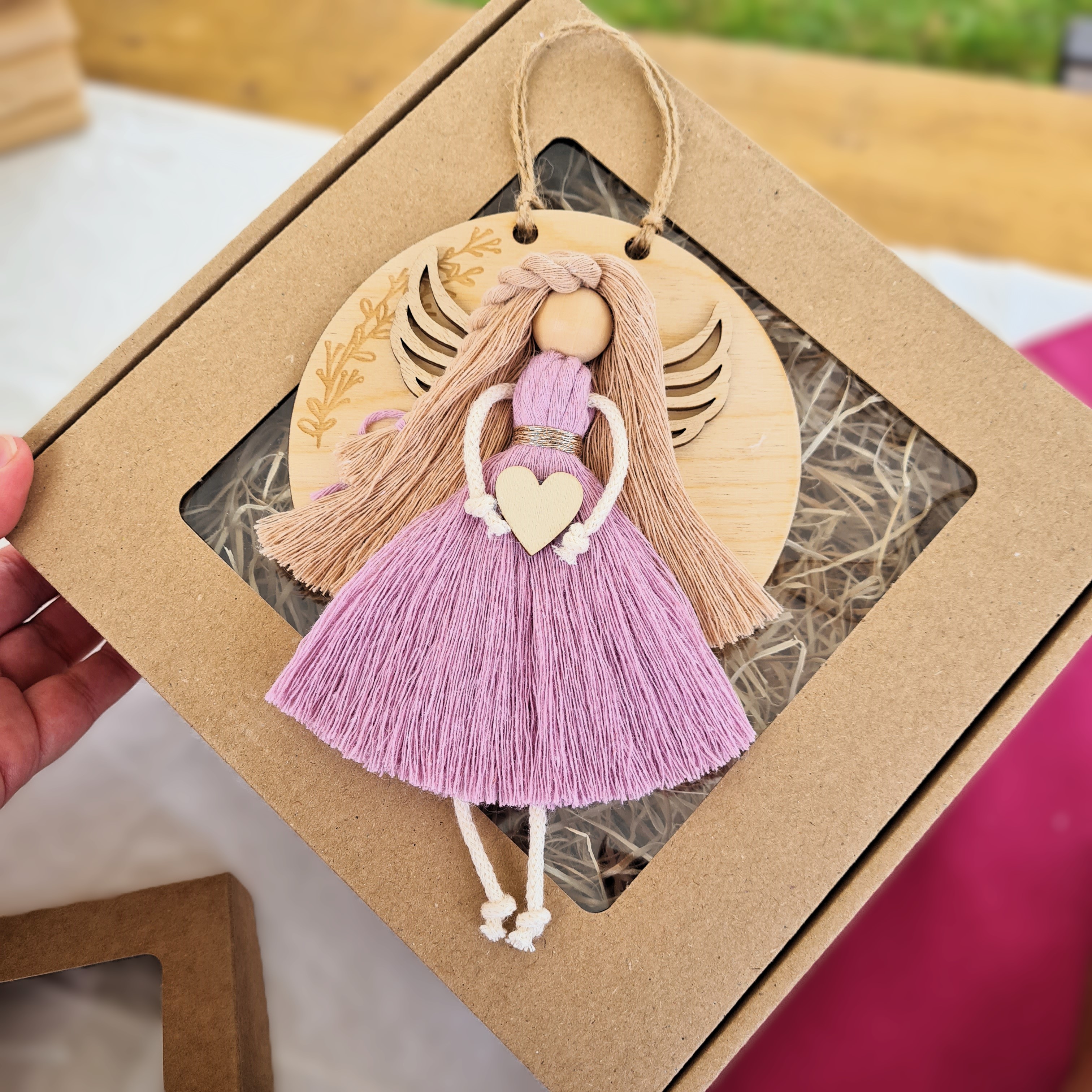 Anděl macramé  STRÁŽNÝ ANDĚL VALERIE na DŘEVĚNÉM KOLEČKU