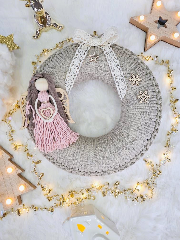 Vánoční věnec macramé Pale Olive s andílkem v růžových šatičkách