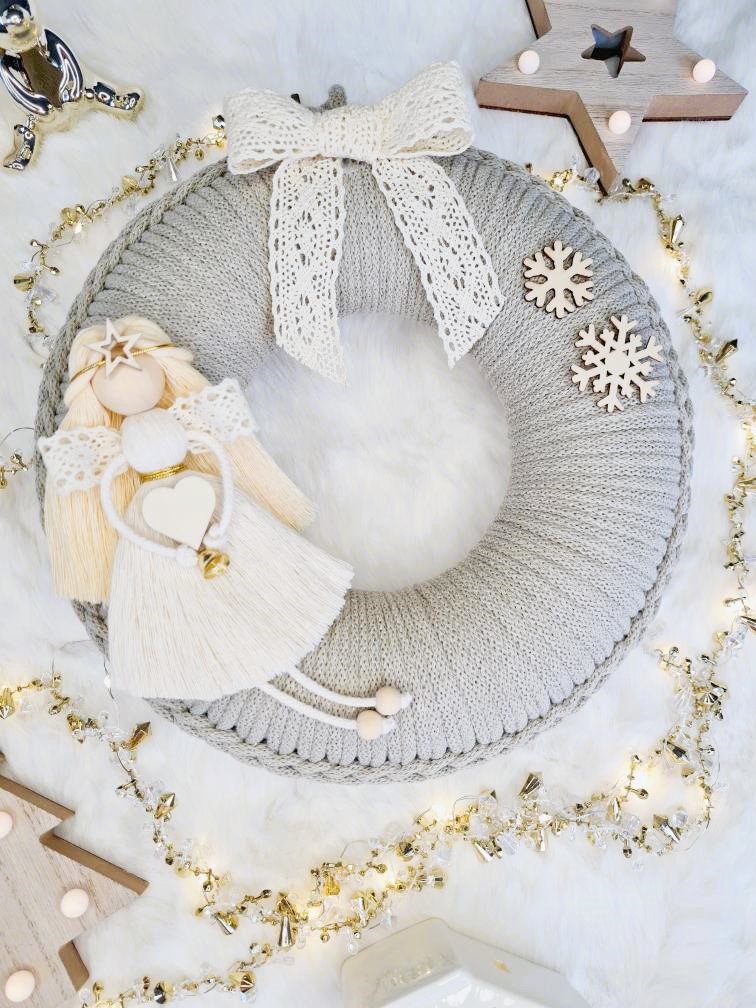 Věnec macramé Pale Olive s andílkem v krémových satičkách