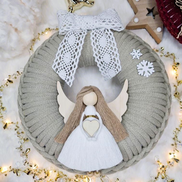 Vánoční věnec macramé Pale Olive s andílkem v bílých šatičkách