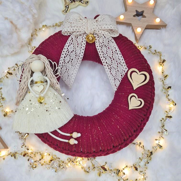 Věnec macramé Wine se zlatou nitkou s andílkem ve zlaté sukýnce