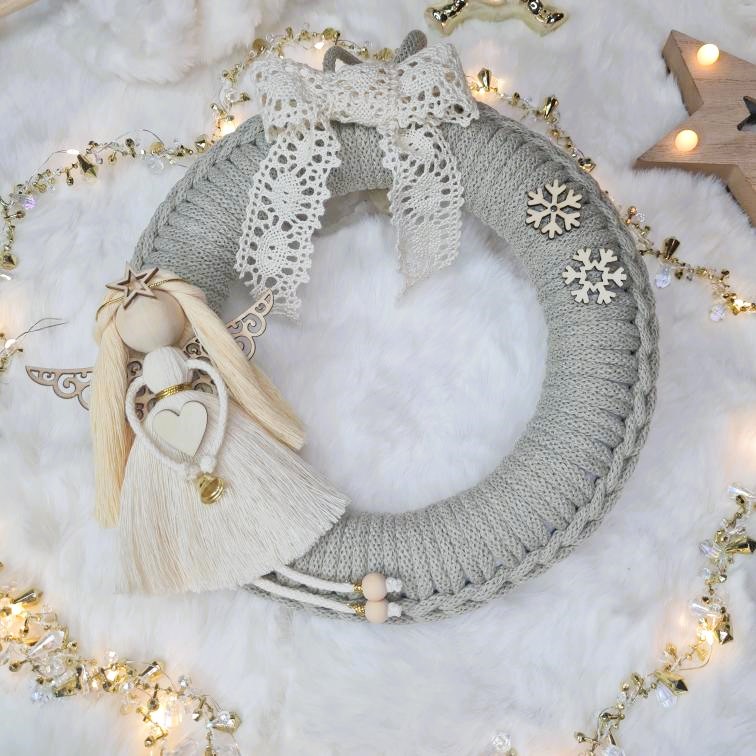 Věnec MINI macramé Pale Olive s andílkem v natural sukýnce
