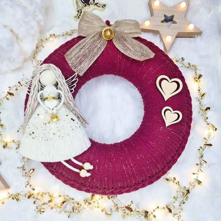 Věnec macramé Wine se zlatou nitkou s andílkem ve zlaté sukýnce