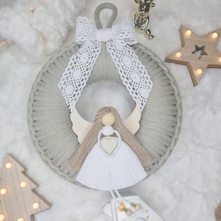 Věnec macramé Pale Olive s andílkem v bílých šatičkách