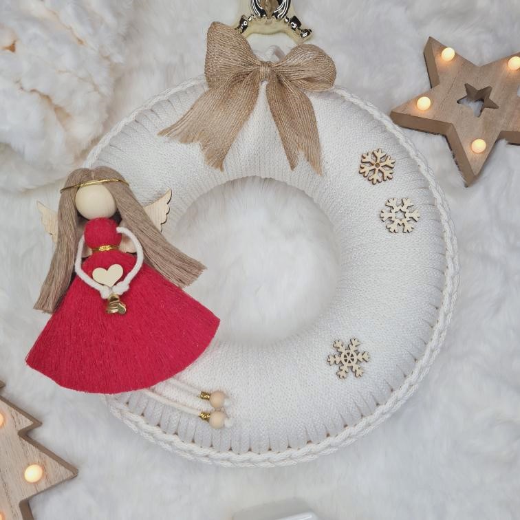 Vánoční věnec macramé Natural s andílkem v červené sukýnce