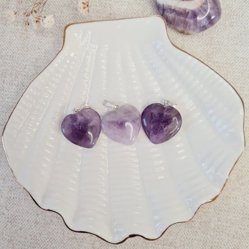 Přívěsek ametystové srdíčko 1,5 cm ručně broušený (ochrana, intuice)