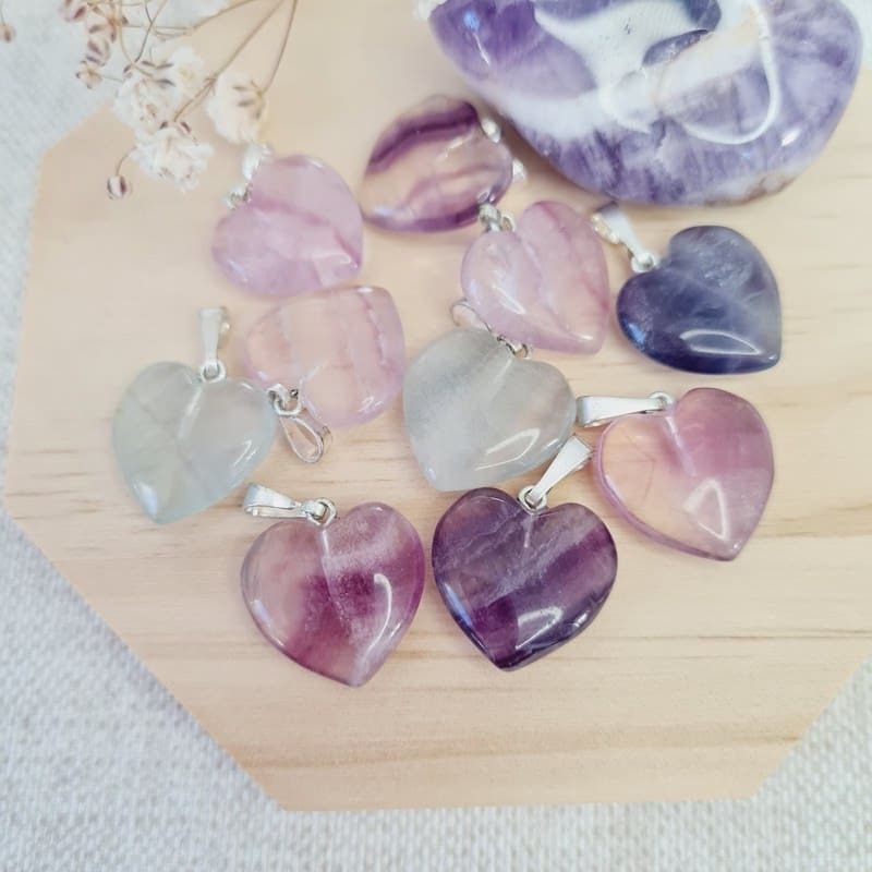 Přívěsek fluoritové srdíčko 1,5 cm ručně broušený (ochrana, paměť)