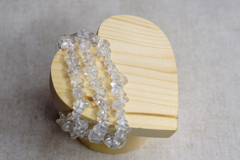 Křišťál sekaný dětský náramek (ochrana, síla, jasnozřivost)