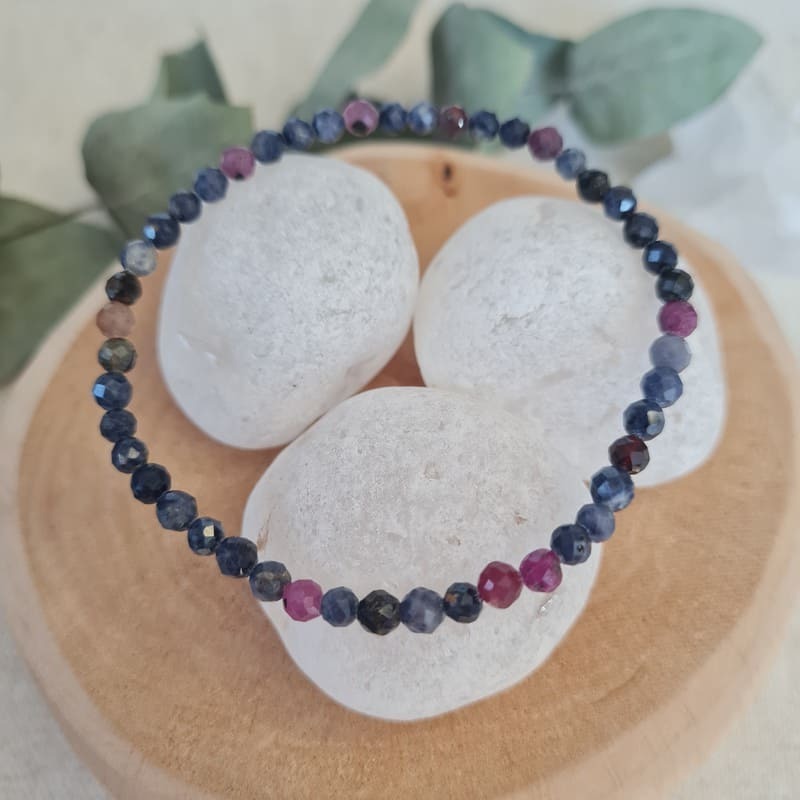 Safír a Rubín náramek broušený 4 mm (jasnozřivost, intuice, komunikace, vášeň, láska, sexualita) 