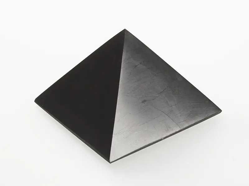 Šungitová pyramida leštěná 3 x 3 cm