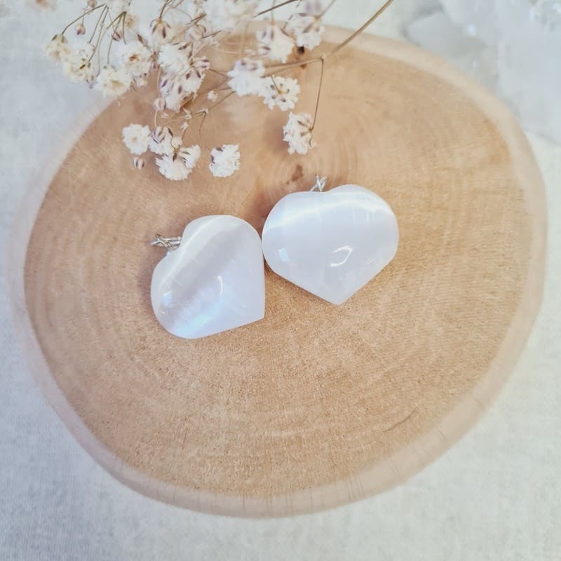 Přívěsek selenitové srdíčko 2,5 cm (zklidnění, uvolnění, meditace, jasnozřivost)