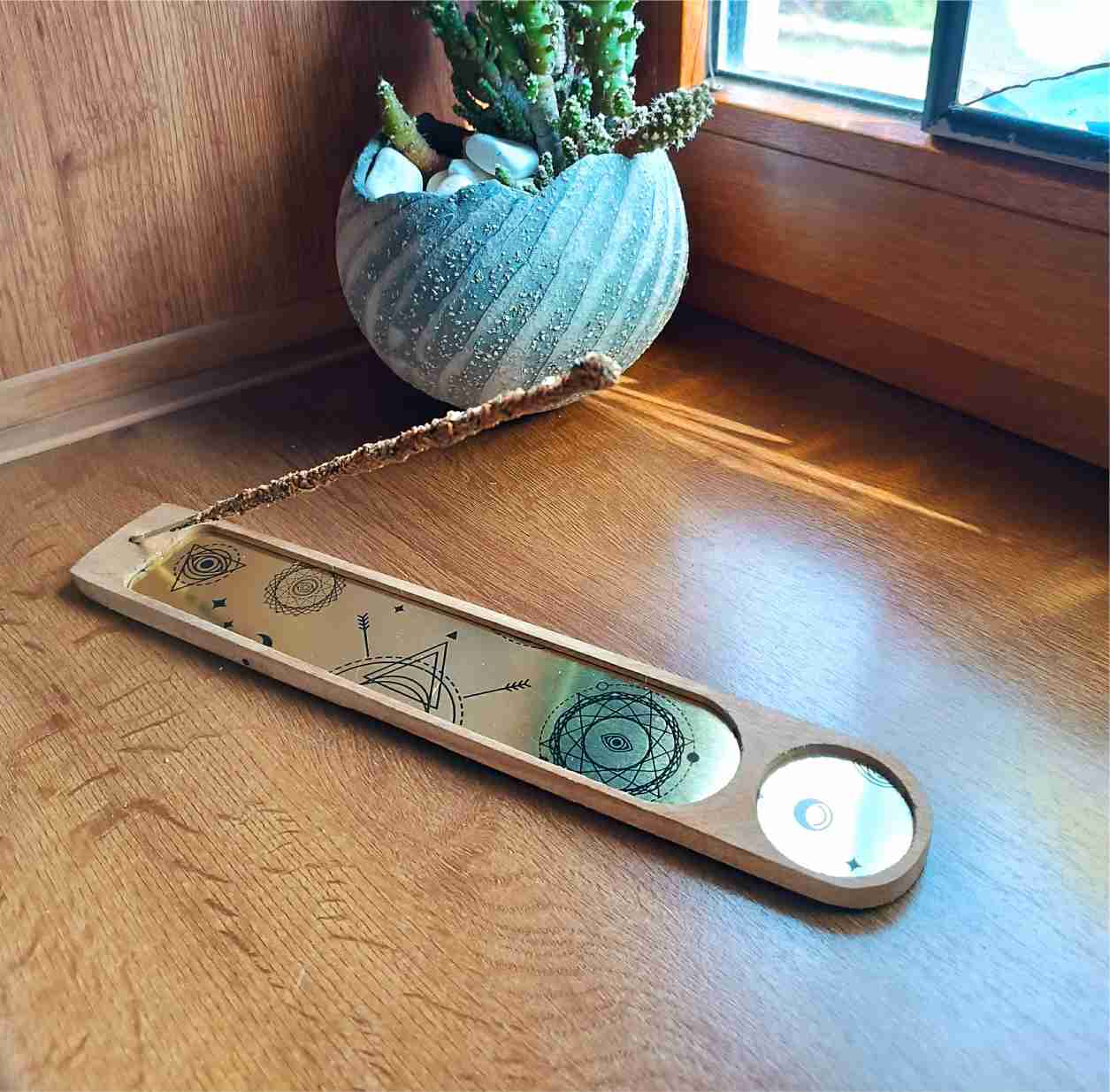 Dřevěný stojan na vonné produkty – zlatý – magic Sagrada Madre