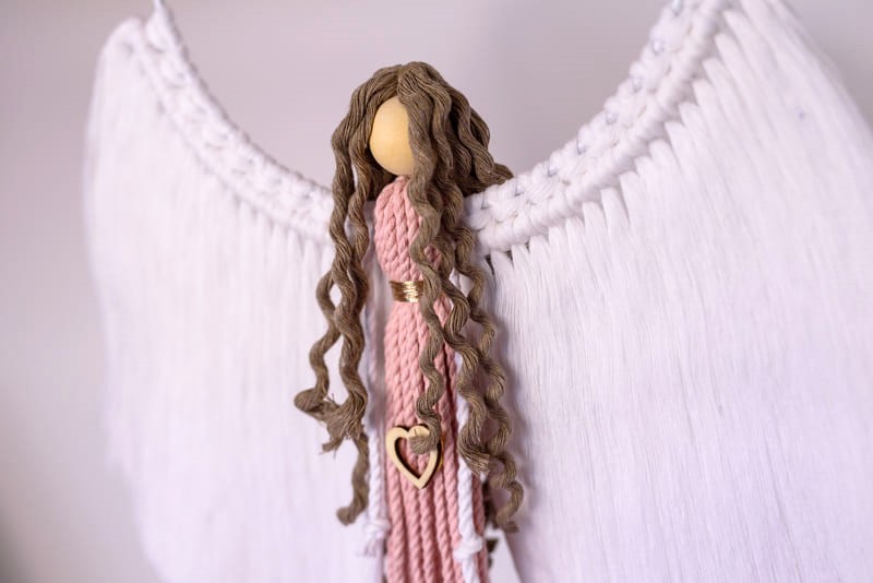 Anděl macramé EVELIN na kruhu 18 cm