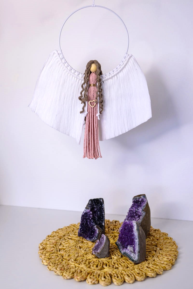 Dárkové balení Anděl macramé EVELIN na kruhu 18 cm