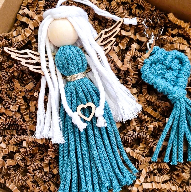 Dárková sada anděl macramé MOŘSKÝ VÁNEK s dřevěnými křídly s klíčenkou