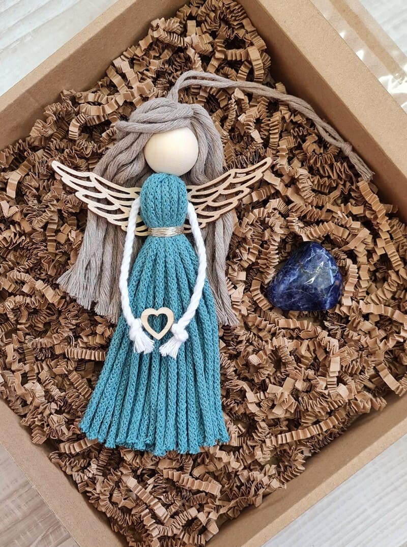 Dárková sada anděl macramé MOŘSKÝ VÁNEK s dřevěnými křídly se sodalitem