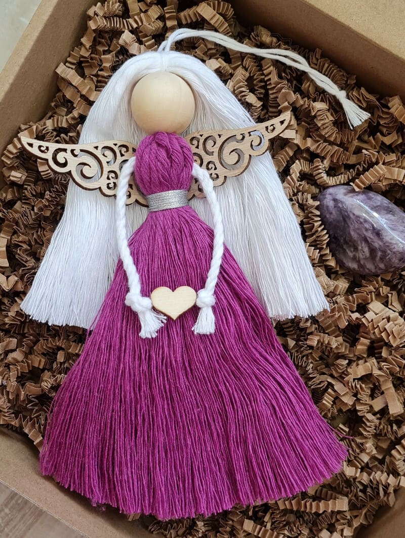 Dárková sada anděl macramé EMILY s dřevěnými křídly s Ametystem