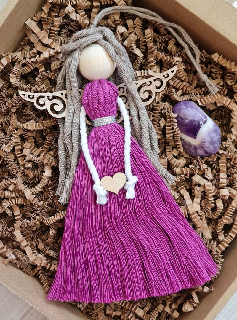 Dárková sada anděl macramé EMILY s dřevěnými křídly s Ametystem