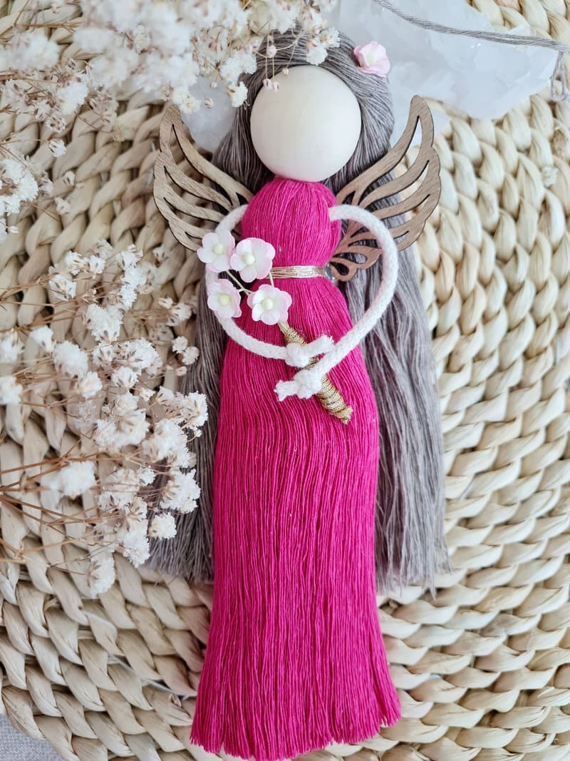 Anděl macramé MALENKA s dřevěnými křídly 