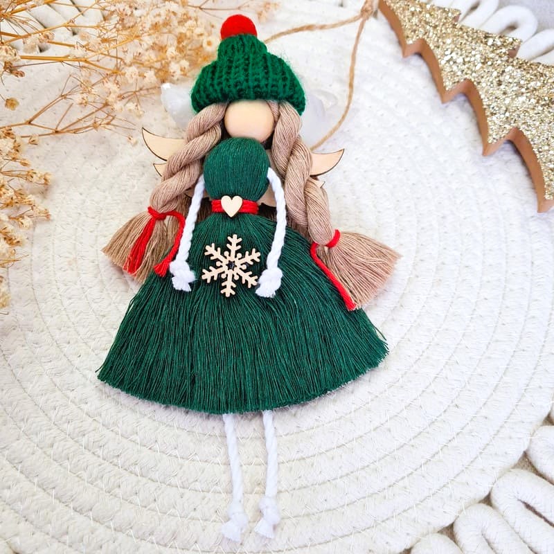 Anděl macramé VÁNOČNÍ KOUZLO v zeleném kabátku s dřevěnými křídly