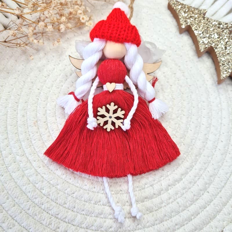 Anděl macramé VÁNOČNÍ KOUZLO v červeném kabátku s dřevěnými křídly