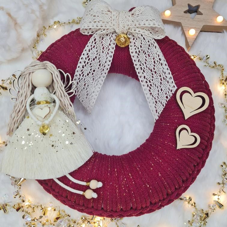 Věnec macramé Wine se zlatou nitkou s andílkem ve zlaté sukýnce