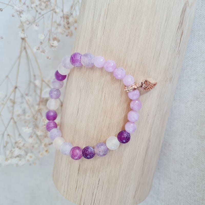 Náramek chalcedon růžový s achátem s přívěskem andělské křídlo a srdíčko  6 mm