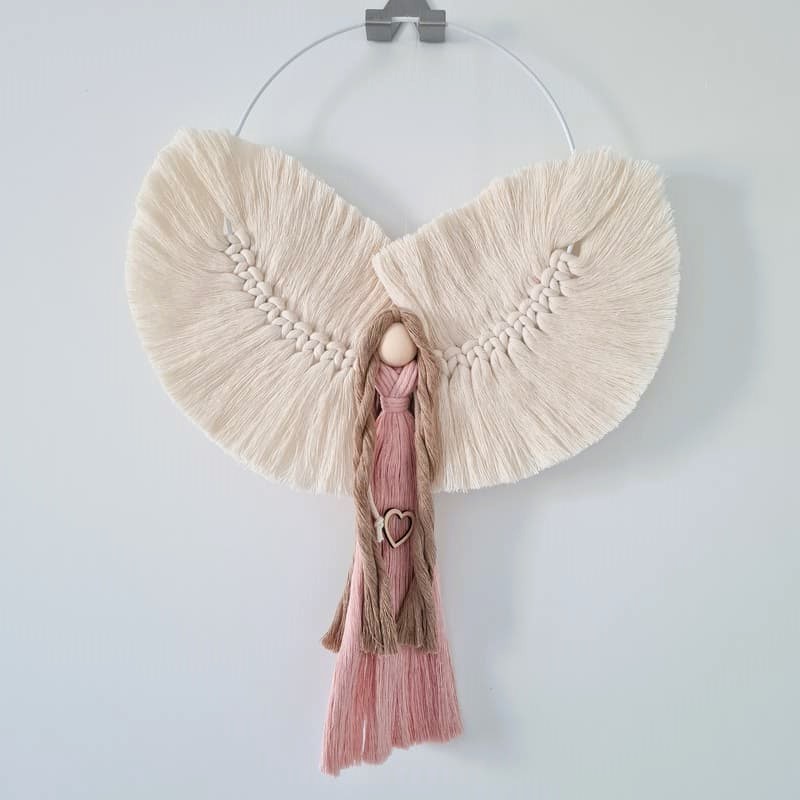 Anděl macramé LOVELY na kruhu 18 cm